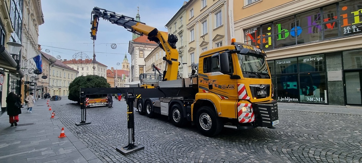 Tradicionalno Postavljanje Novoletne Jelke Transport In Logistika